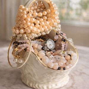 Source Unknown Elegant Pearl and Gold Jewelry Collection